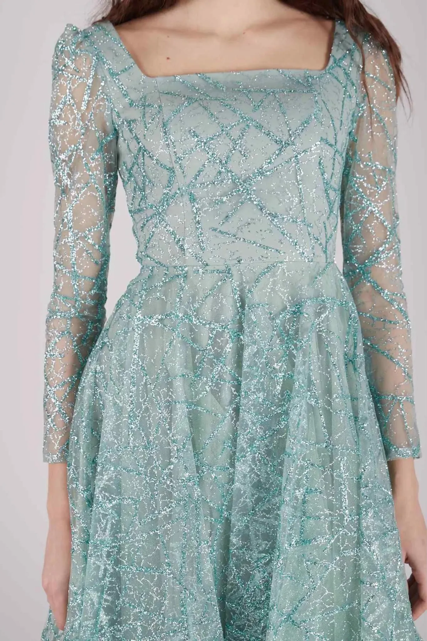 Abito svasato midi verde menta in tulle con trama glitterata a manica lunga