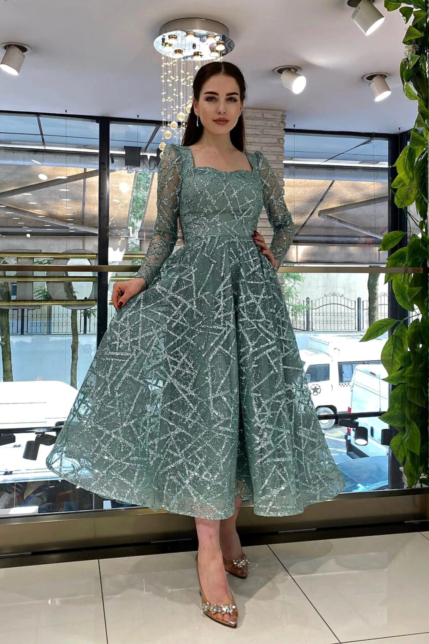 Abito svasato midi verde menta in tulle con trama glitterata a manica lunga