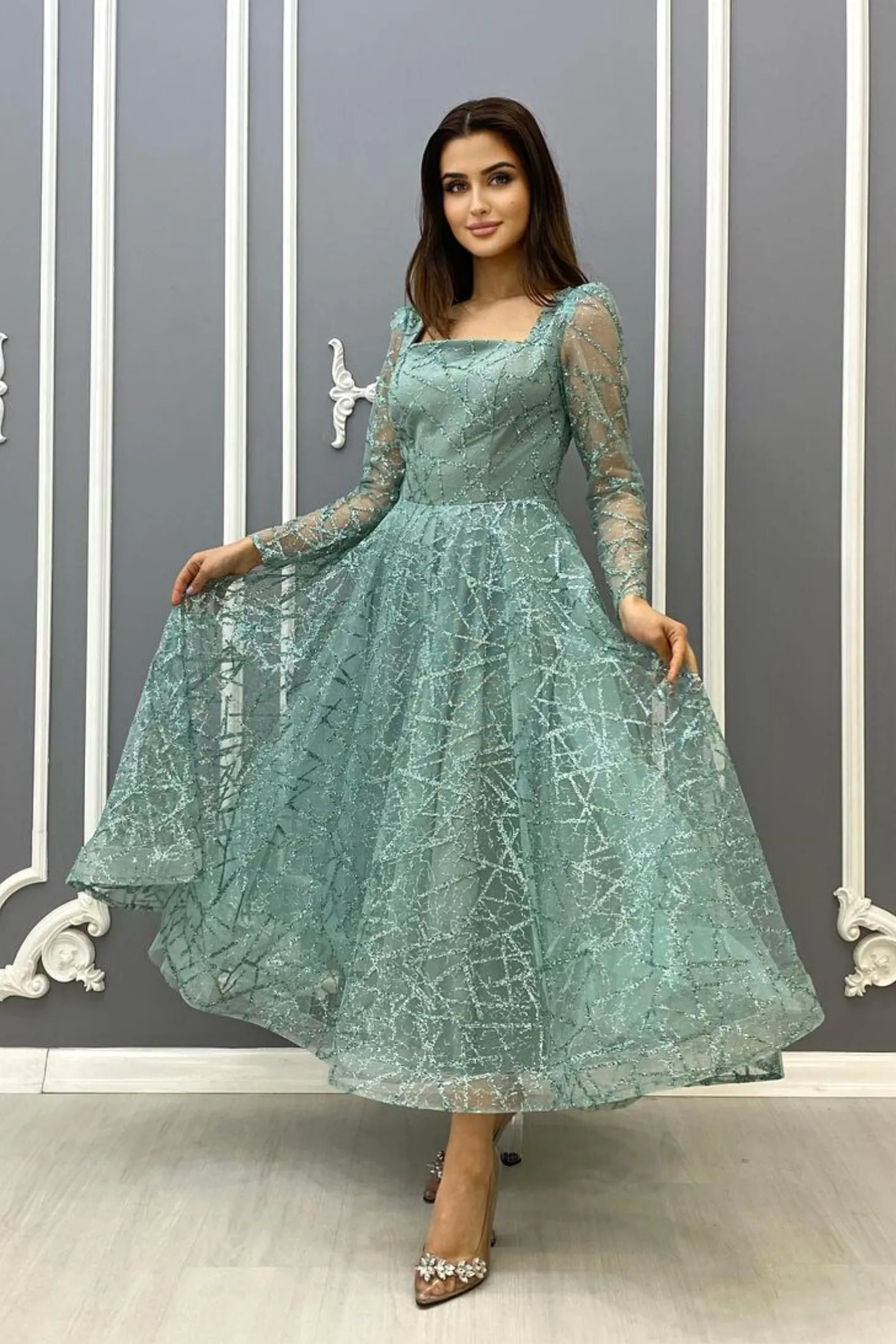 Abito svasato midi verde menta in tulle con trama glitterata a manica lunga