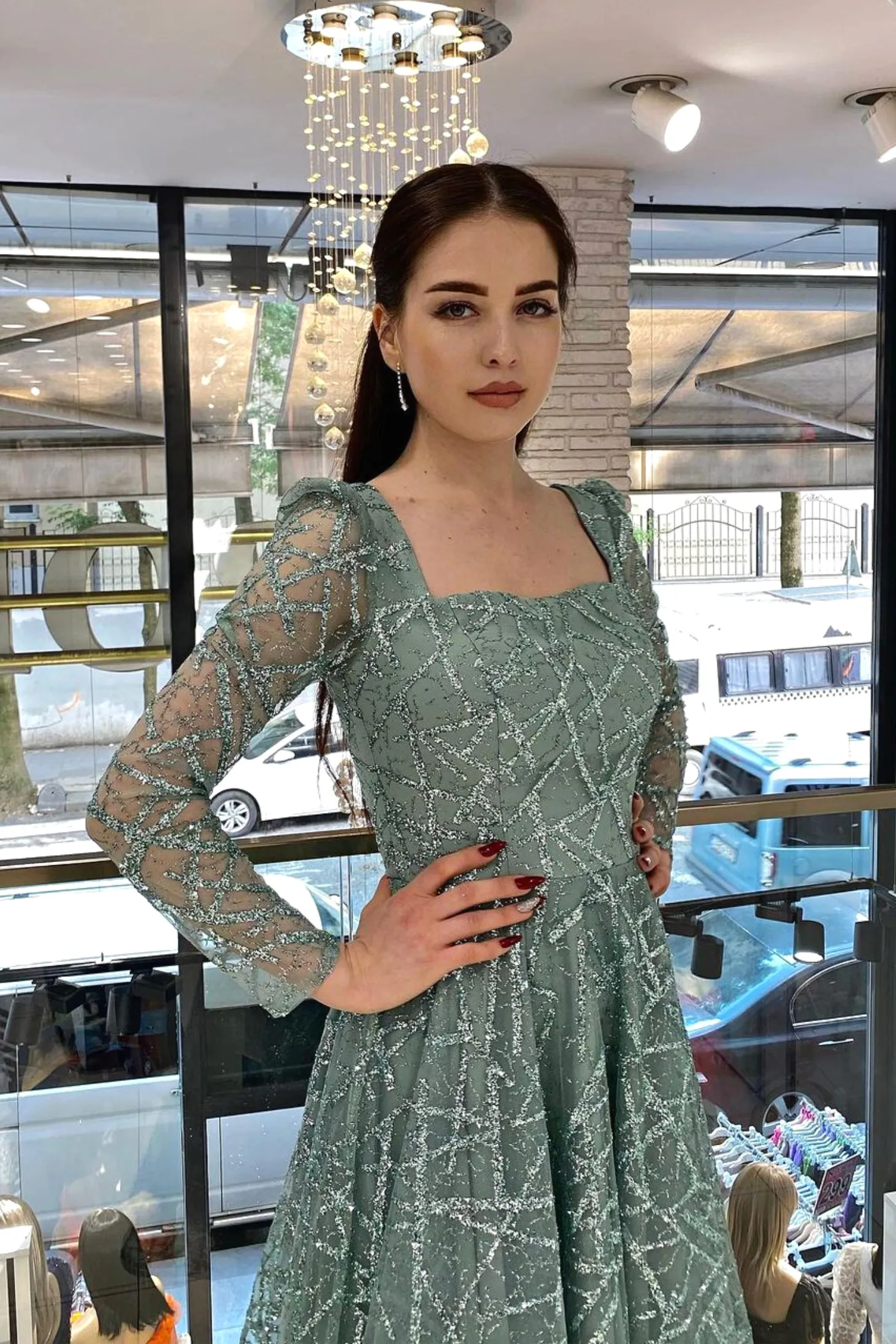 Abito svasato midi verde menta in tulle con trama glitterata a manica lunga