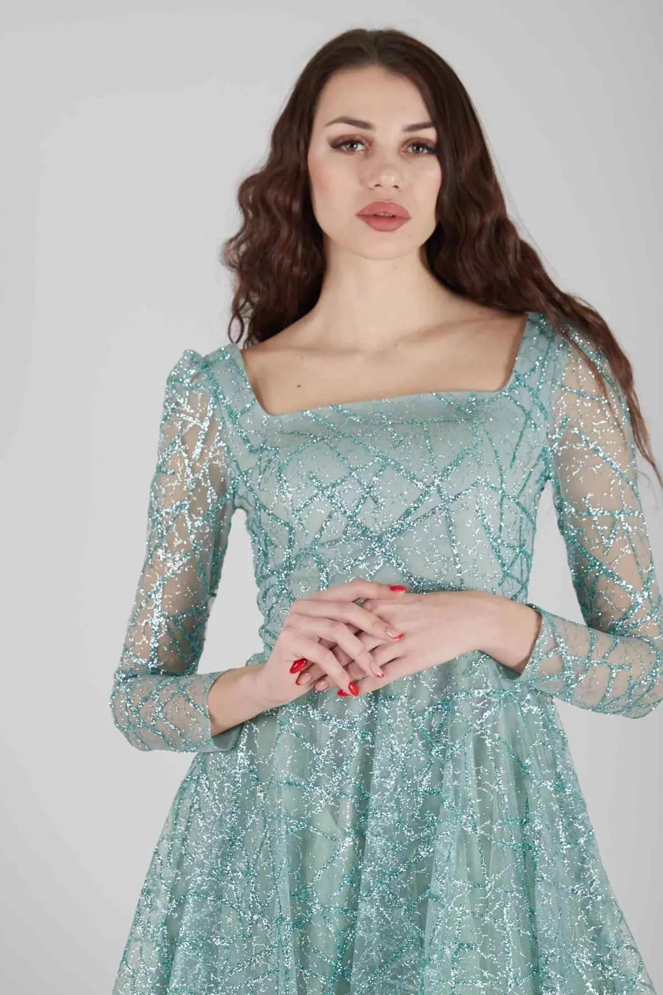 Abito svasato midi verde menta in tulle con trama glitterata a manica lunga