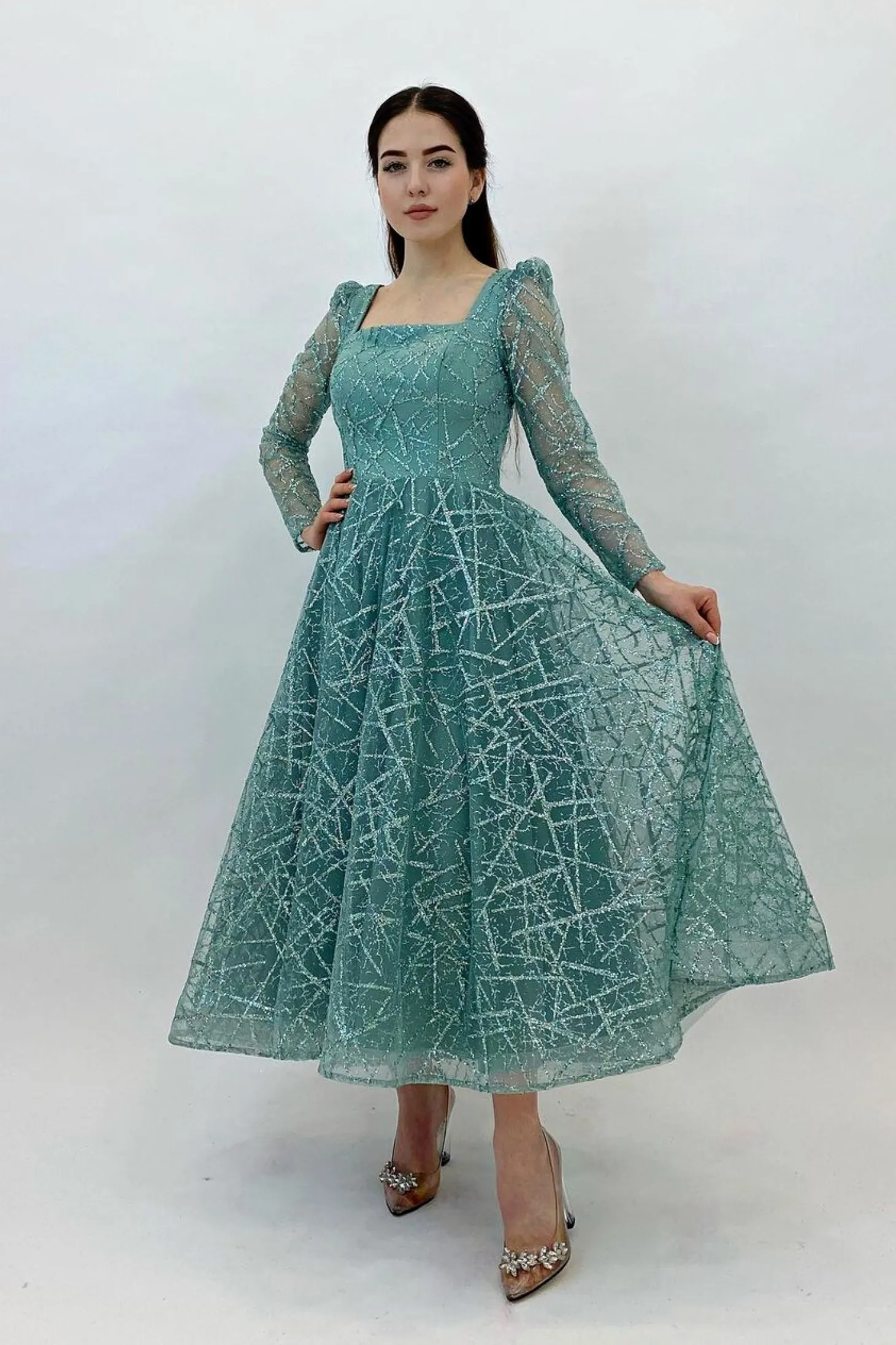 Abito svasato midi verde menta in tulle con trama glitterata a manica lunga