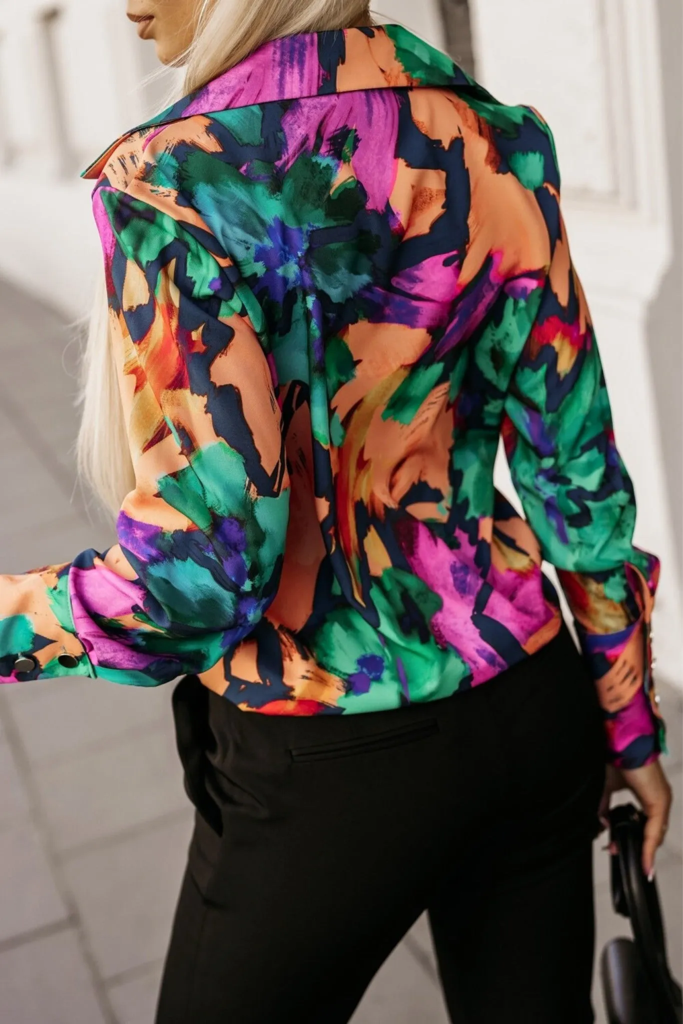 Camicia elegante a fantasia astratta multicolore fucsia arancione viola verde con bottoni dorati