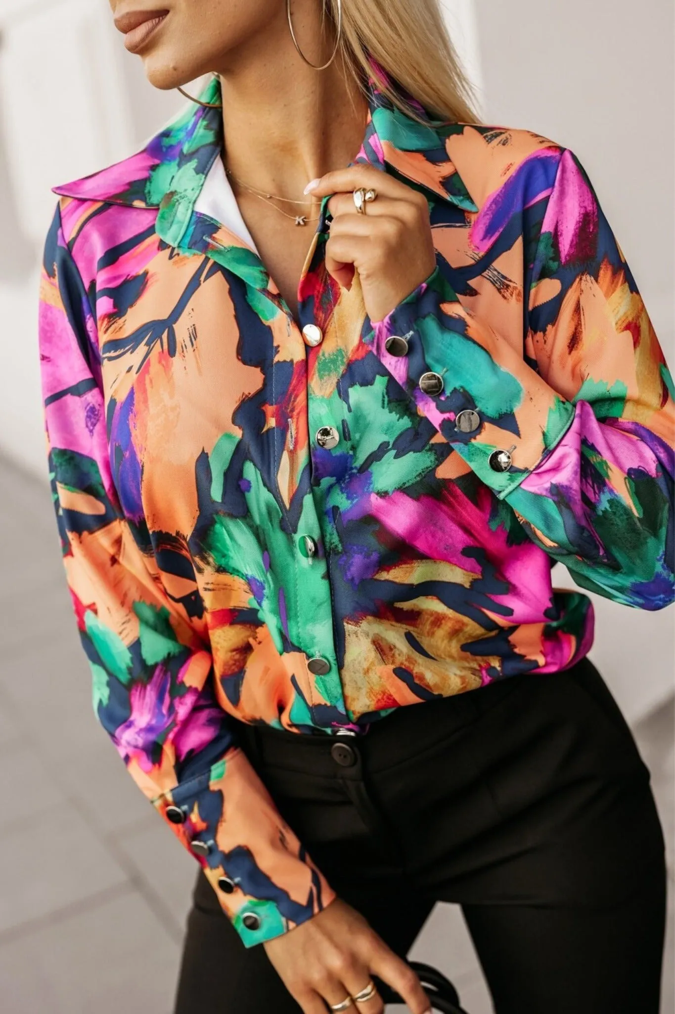 Camicia elegante a fantasia astratta multicolore fucsia arancione viola verde con bottoni dorati