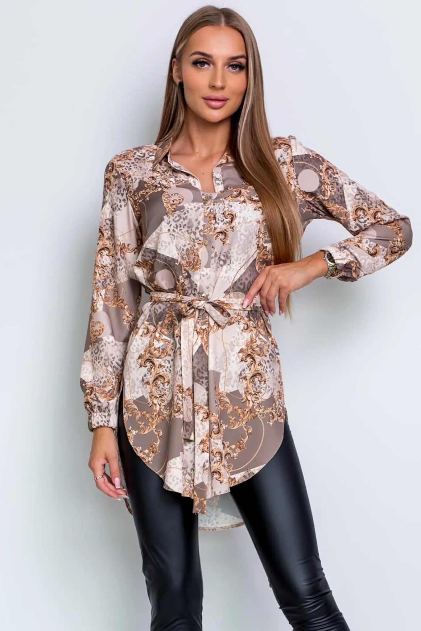 Camicia lunga a fantasia damascata beige e panna con spacchi laterali e cinturino