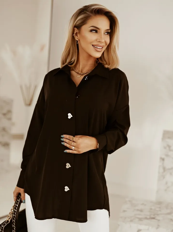 Camicia nera oversize ampia e lunga con bottoni decorativi dorati a forma di cuore