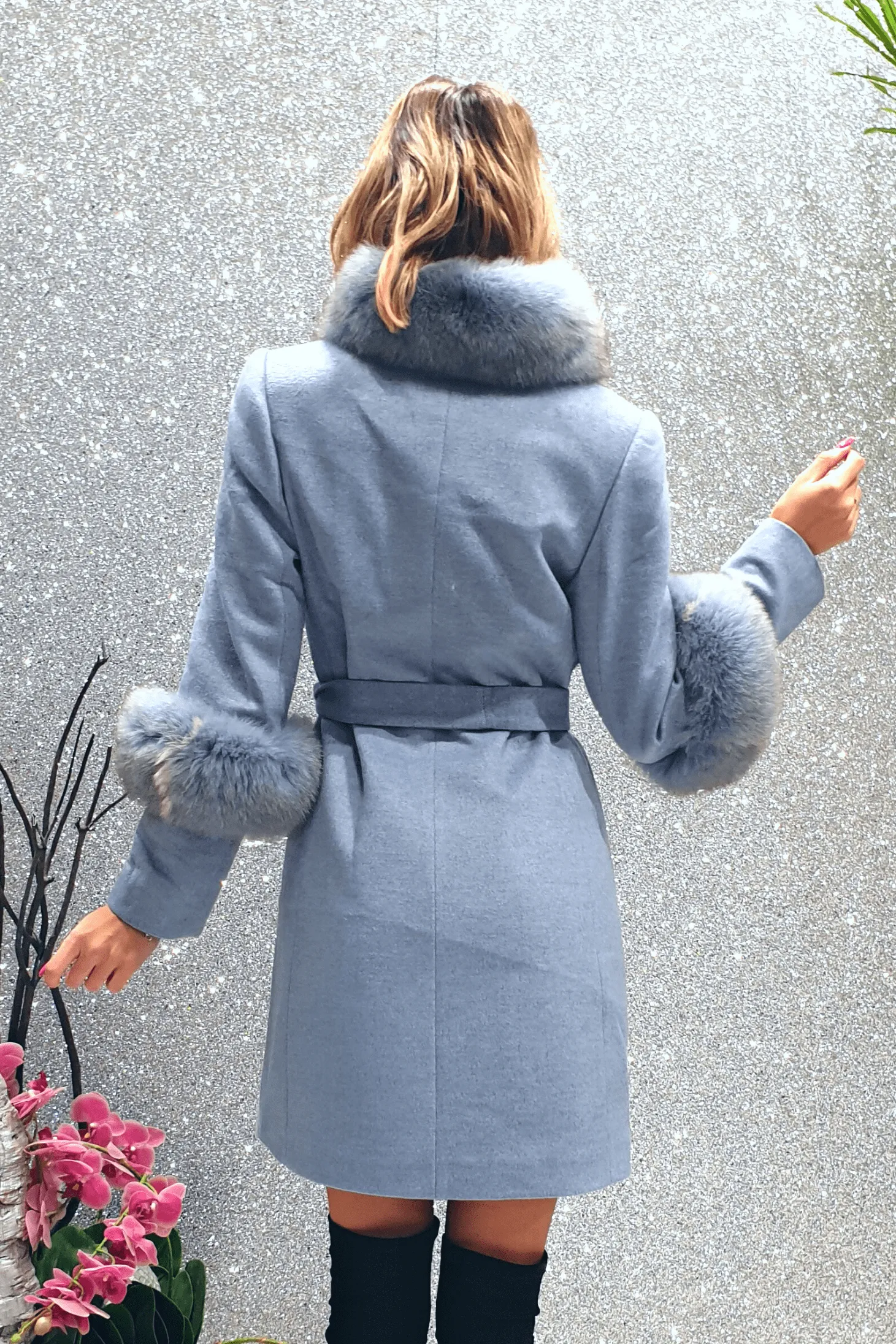 Cappotto celeste invernale a collo alto accessoriato con spilla decorativa e pelo naturale