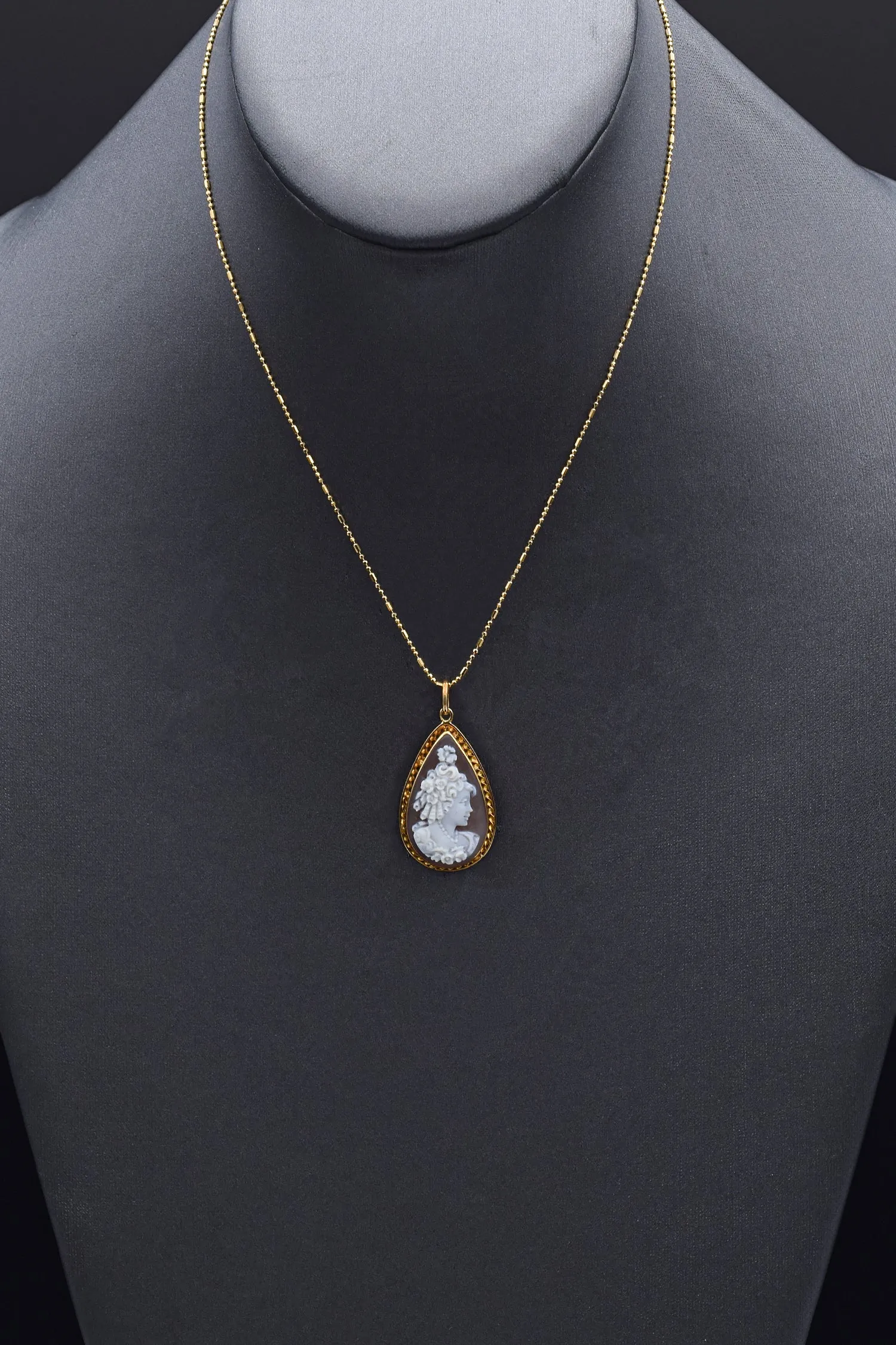 Di Simone Vittorio Vintage 18K Yellow Gold Cameo Shell Pear Pendant Necklace