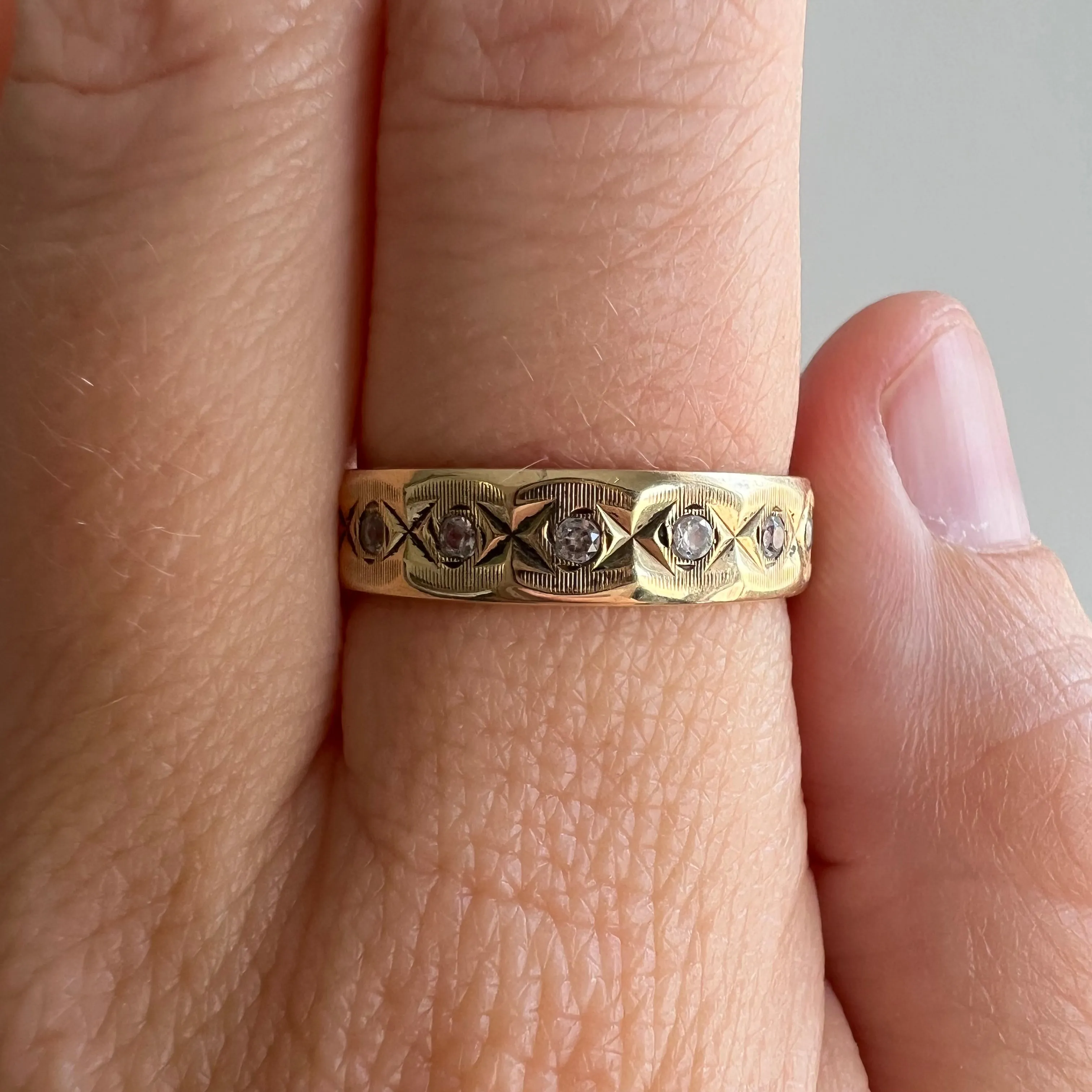 V I N T A G E // eternal eye / 9k gold and spinel eternity band / size 7.5 to 8