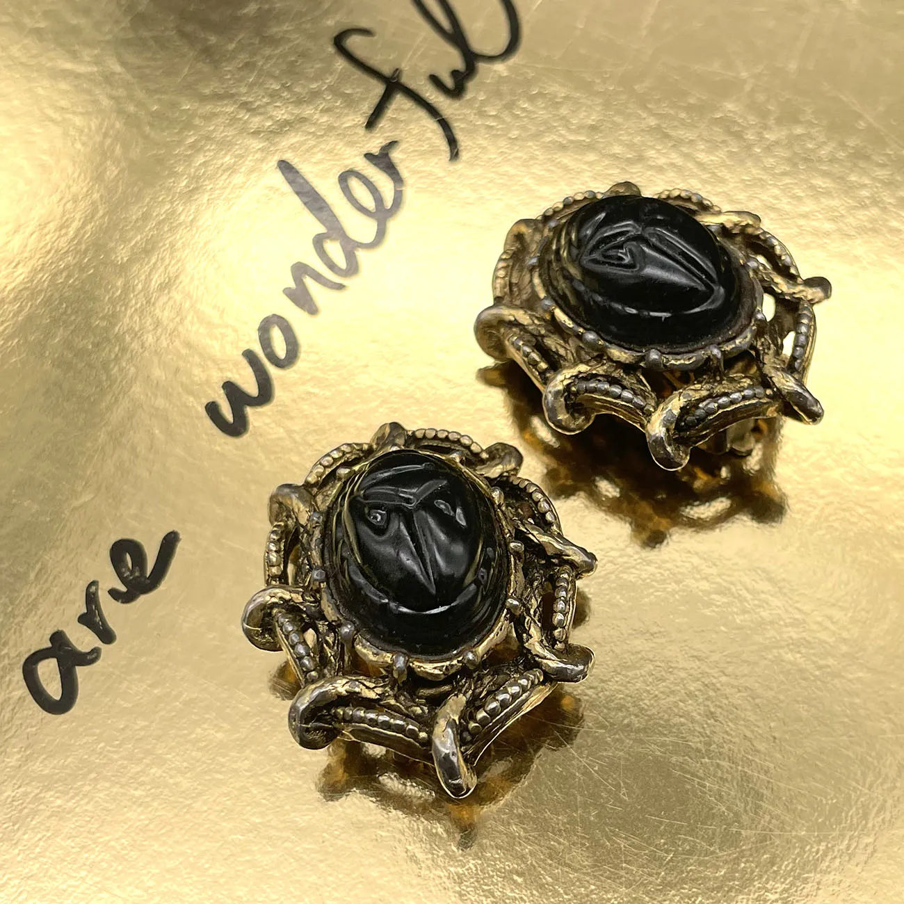 ヴィンテージ ブラック スカラベ イヤリング/Vintage Black Scarab Clip On Earrings